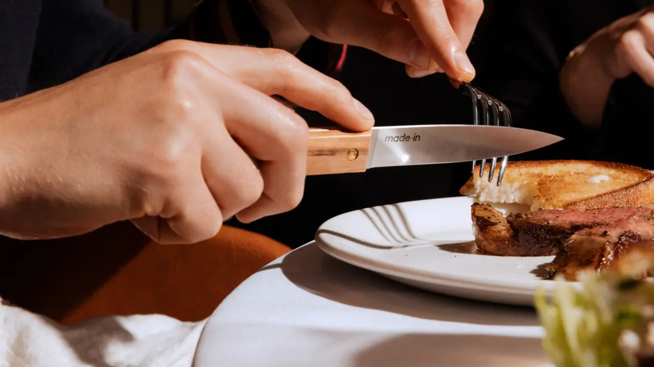 steak knives lifestyle in use